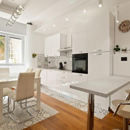 3 Bed Modern Flat - 15 Minutes Walk To Colosseum โรม ภายนอก รูปภาพ